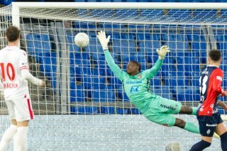 Timothy Fayulu impuissant sur la tête de... Benjamin Kololli pour l'autogoal du 1-0. KEYSTONE/PHILIPP SCHMIDLI